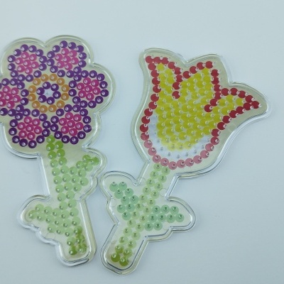 Brinquedos de montar em plástico com padrões coloridos de flores
