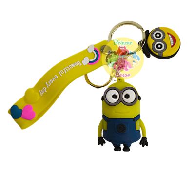 Chaveiro amarelo com Minions, tira amarela com corações e texto, anel para chave