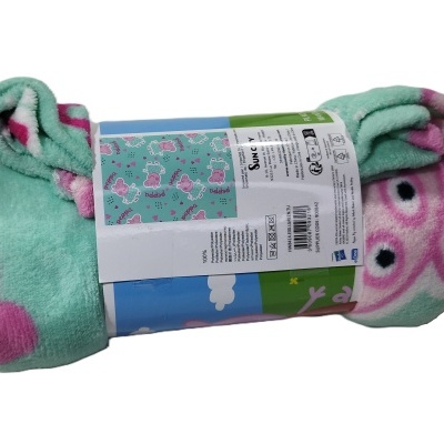 manta infantil verde menta e rosa com Peppa Pig e etiqueta branca