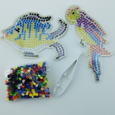 Jogo de arte com contas parafusadas coloridas em formas de peixe e papagaio, pinça e saco de contas coloridas