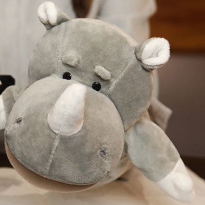 Pelúcia de rinoceronte cinzento com detalhes brancos