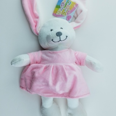 Coelho de peluche branco com vestido rosa e orelhas cor de rosa
