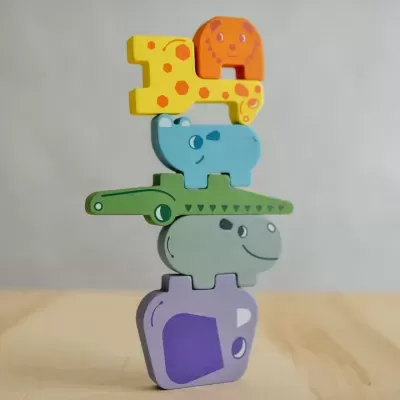 Brinquedo empilhável de madeira com animais coloridos
