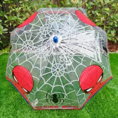 Guarda-chuva transparente com padrão teias de aranha e caras do Homem-Aranha.