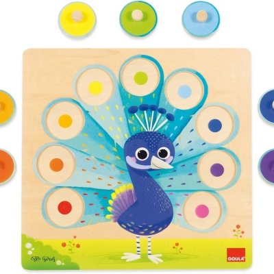 Puzzle de madeira infantil com pavão colorido e penas removíveis em vários tons vivos