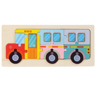 Puzzle de madeira colorido em forma de autocarro