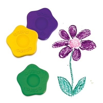 Três borrachas coloridas em forma de flor com um desenho de flor feito com cera ou lápis de cor