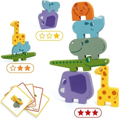 Brinquedo de madeira para empilhar animales coloridos com cartas e estrelas de avaliação.