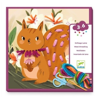 Embalagem de jogo infantil com ilustração de esquilo e material para enfiar lã colorida.