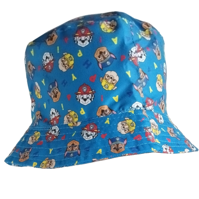 Chapéu de tecido azul com personagens de cães coloridos e letras