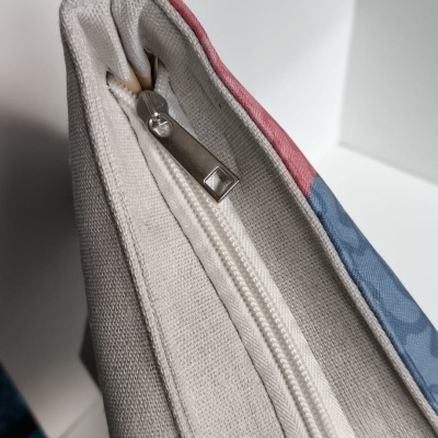 Bolsa ou estojo de tecido com fecho branco e bordas coloridas