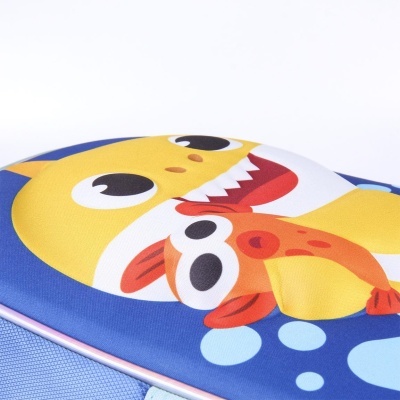 Estampa colorida de personagem amarelo e peixe laranja sobre fundo azul com bolhas.