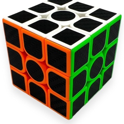 Cubo de rubik colorido com peças pretas e estrutura branca, laranja e verde