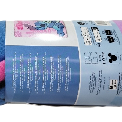 Manta colorida do Stitch embalada com faixa azul clara com instruções de cuidados e logo Disney