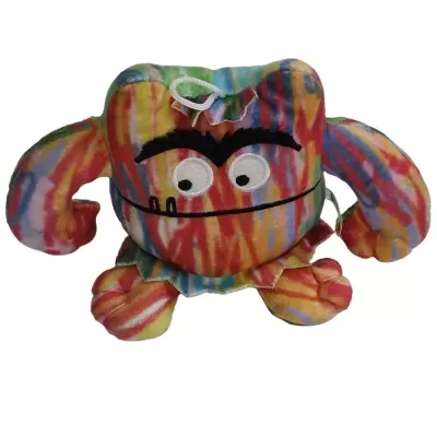 Boneco de pelúcia em forma de caranguejo colorido ás riscas