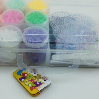 Estojo transparente com recipientes de contas coloridas e etiquetas com desenhos animados