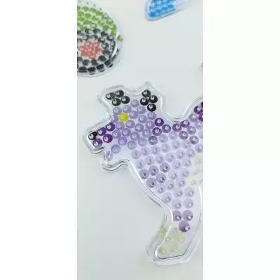 Figuras feitas com contas de plástico coloridas numa base transparente
