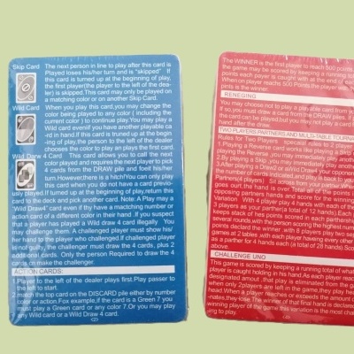 Cartão de jogo com instruções impressas em azul claro e vermelho