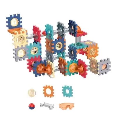 Peças de construção coloridas com bola vermelha, peça cinza e óculos laranja, sobre fundo branco