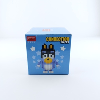 Embalagem azul de blocos de montar com desenho de pinguim pixelado e estrelas