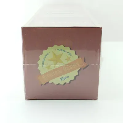 Embalagem marrom com selo vintage e textos decorativos.