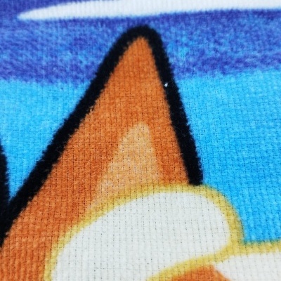 tecido com padrão colorido de animal desenhado