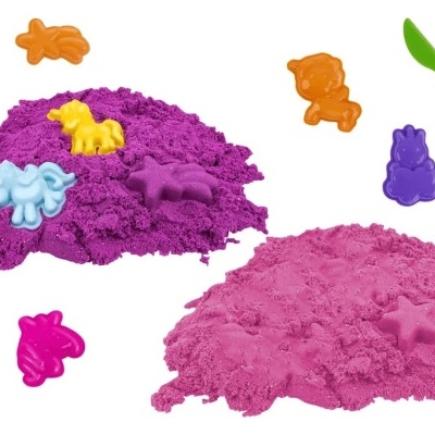 Areia mágica roxa e rosa com moldes de animais de plástico coloridos e faca para modelar