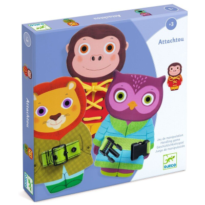 Caixa de jogo infantil Attachtou com figuras de pelúcia de leão, macaco e coruja com roupa e fivelas.