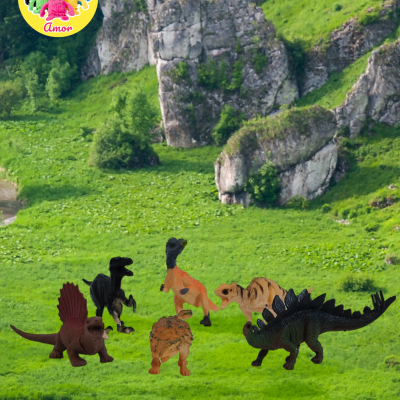 Figuras de dinossauros de plástico coloridos em relva verde com fundo rochoso e logo amarelo Brincar com Amor