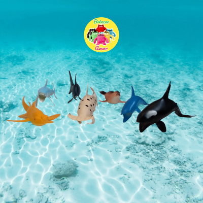 Figuras de animais marinhos em plástico flutuando em água clara do mar