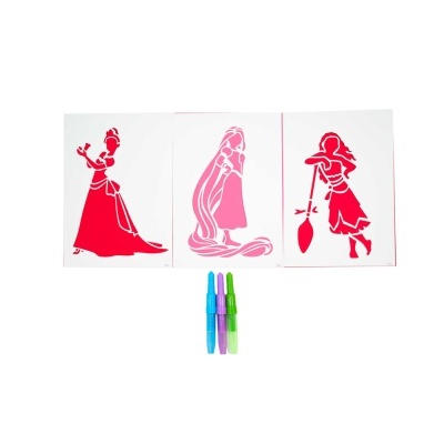 Três cartolinas com recortes de princesas em vermelho e rosa com três canetas coloridas em baixo.
