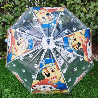 Guarda-chuva transparente com personagens de desenho animado e patas brancas