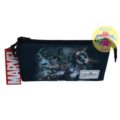 Estojo preto com estampado dos Avengers e etiquetas Marvel