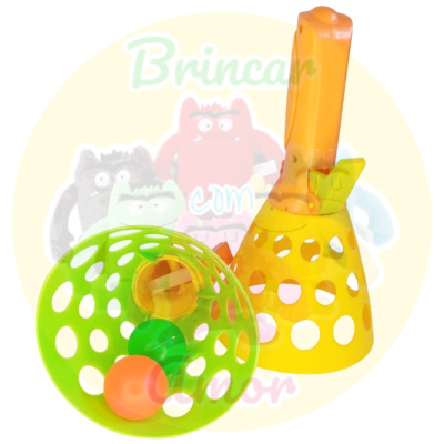 Brinquedo infantil cone amarelo e base verde com bolas coloridas