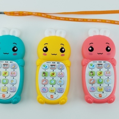 Três brinquedos tipo telefone coloridos com botões e orelhas de coelho