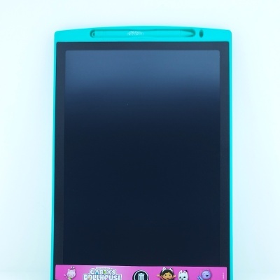 Tablet digital azul turquesa com faixa rosa e personagens animados em fundo branco