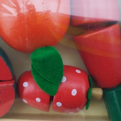 Legumes de madeira coloridos dentro de caixa de madeira