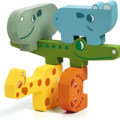 Blocos de madeira pintados de animais empilhados em equilíbrio