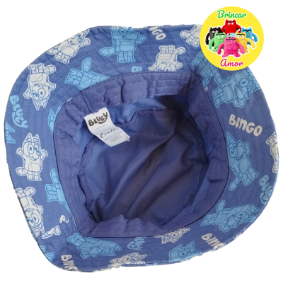Chapéu azul com desenhos de personagens e texto Bluey e Bingo
