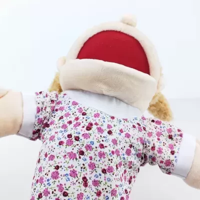 Boneca de pelúcia com vestido floral rosa e cabelo loiro