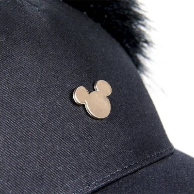 Boné preto com pin dourado em forma da cabeça do Mickey Mouse