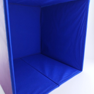 Caixa de armazenamento azul de tecido em fundo branco