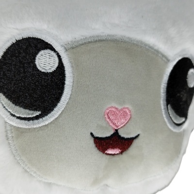 Pelúcia de gato branca e cinza claro com olhos grandes e faixa rosa às riscas