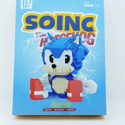 Caixa azul com bloco de montar do Sonic e texto SOINC THE HEDGEHOG
