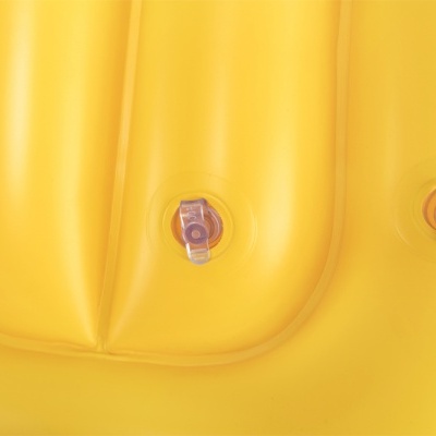 Colchão insuflável amarelo com válvulas roxas