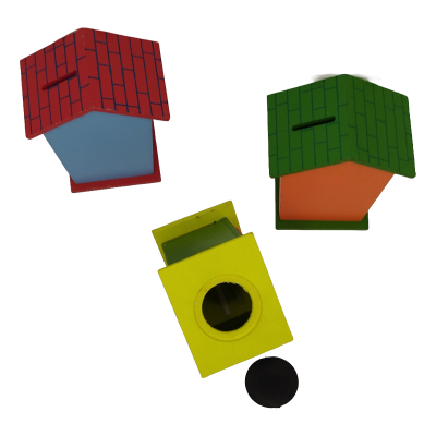 Três cofrinhos em forma de casa de diferentes cores em madeira.