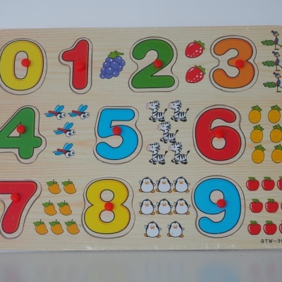 Tabuleiro de madeira com números coloridos e figuras de animais e frutas para crianças