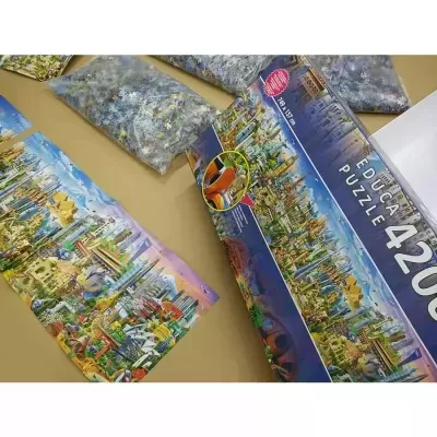 Caixa de puzzle Educa 4208 peças com ilustração da Torre Eiffel e sacos de peças transparentes