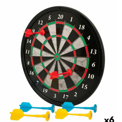 Alvo de dardos com seis dardos coloridos em fundo branco
