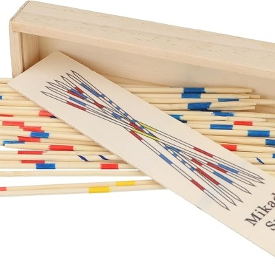 Jogo de Mikado com varetas coloridas e caixa de madeira.